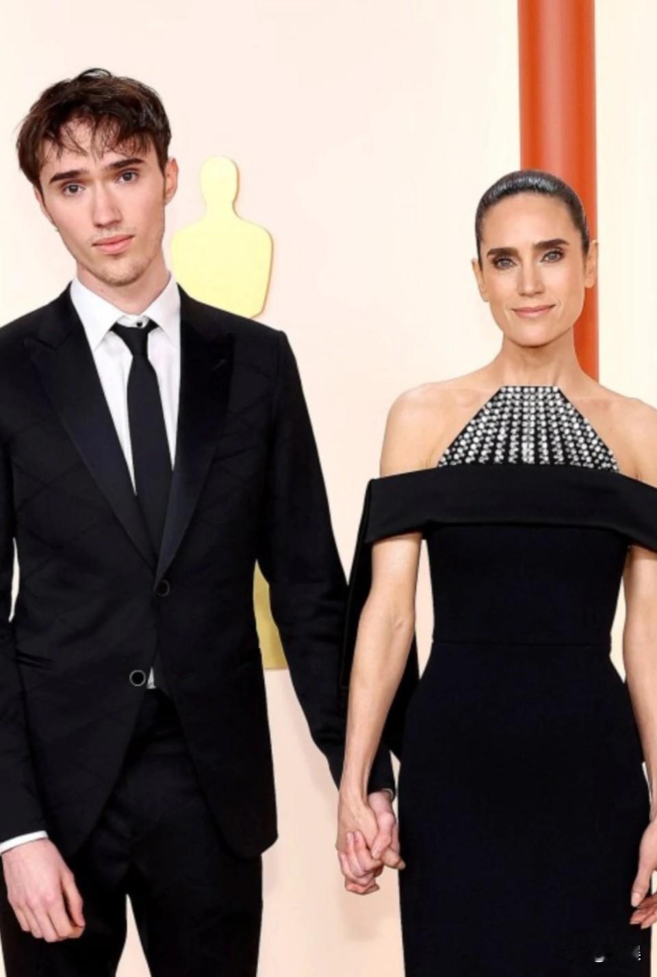 这是女神的…儿子 Jennifer Connelly可是出了名的大美女，儿子似乎