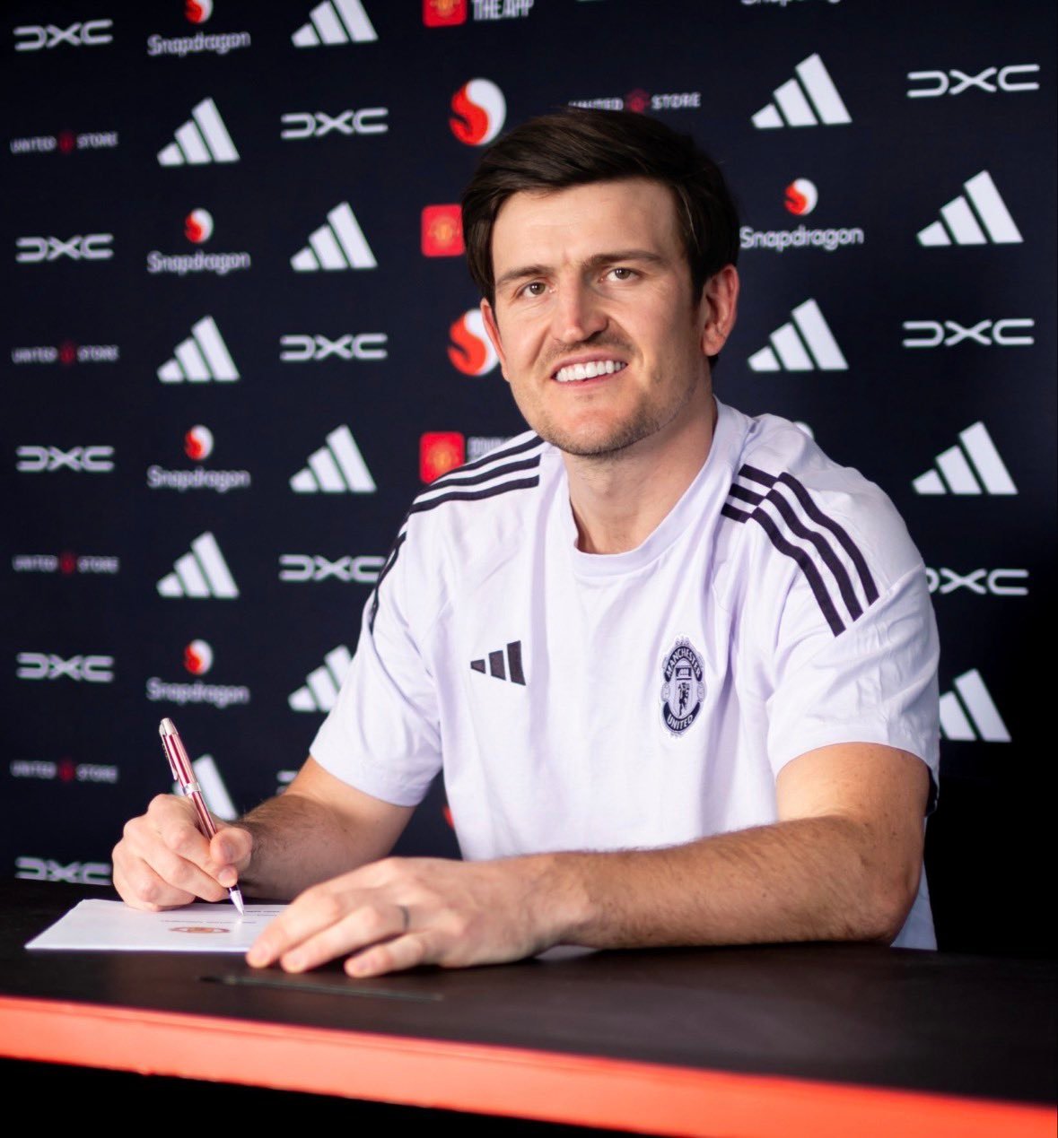 马奎尔谈和曼联续约：代表曼联是至高无上的荣誉，这份责任让我和我的家人每一天都感到