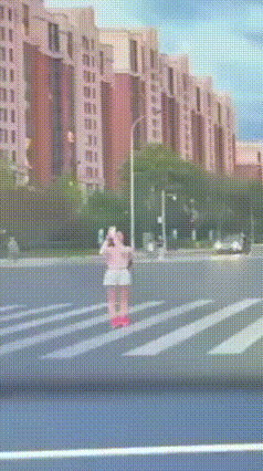 提醒大家！斑马线真不是拍照的地方
 最近有位女士站在斑马线上，不顾来往车辆拍照，