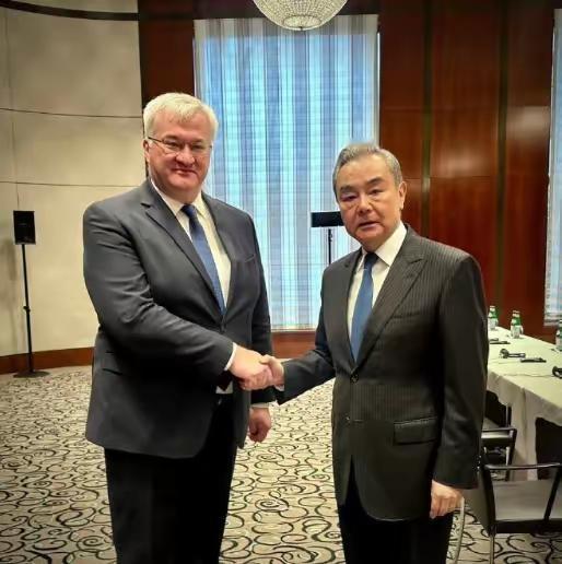 乌克兰外长西比哈在与中国外长会晤后表示，中国将向乌克兰提供额外的能源援助。