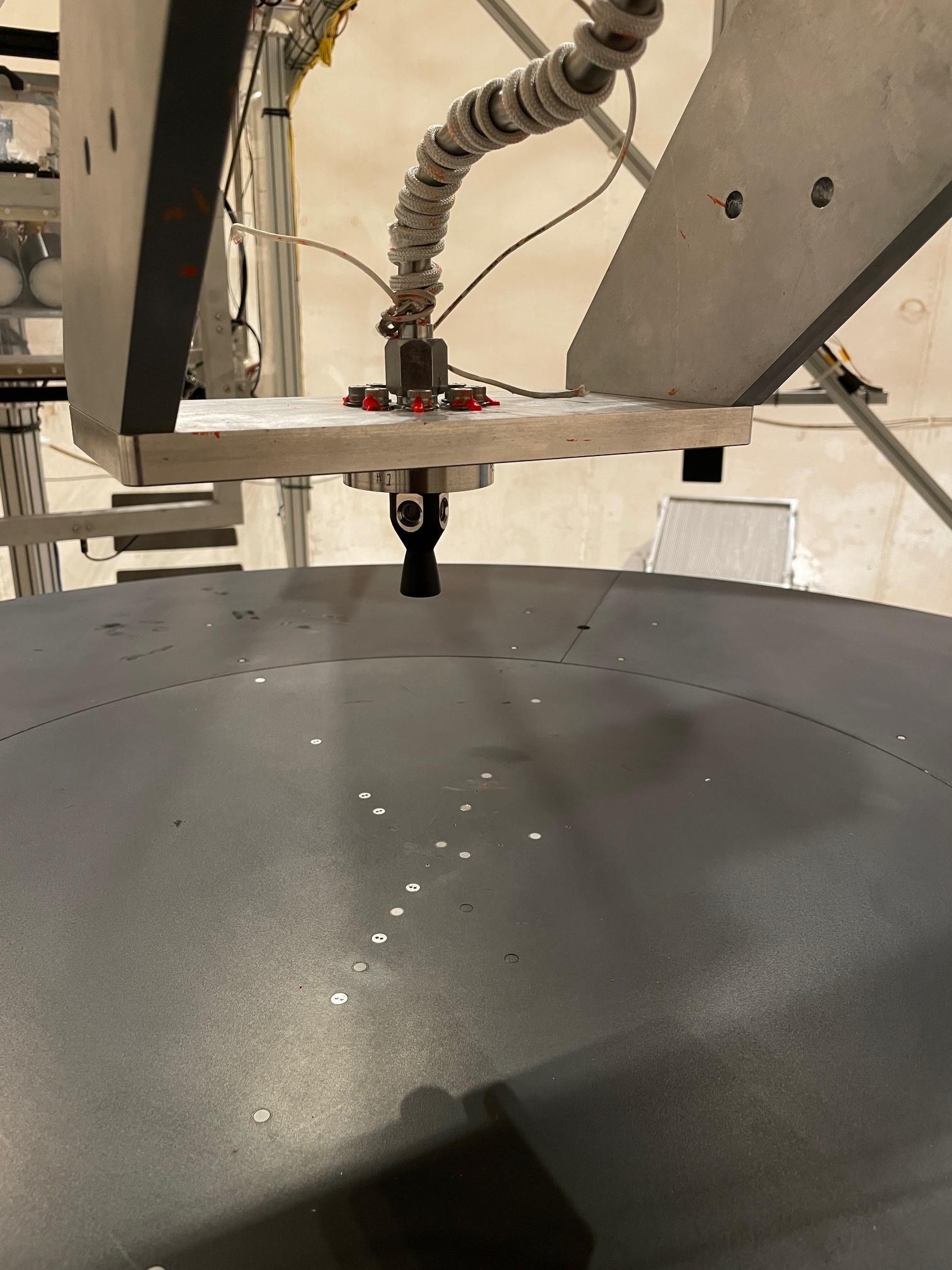 【NASA启动月球任务羽流-表面相互作用测试】NASA兰利研究中心团队已在直径约