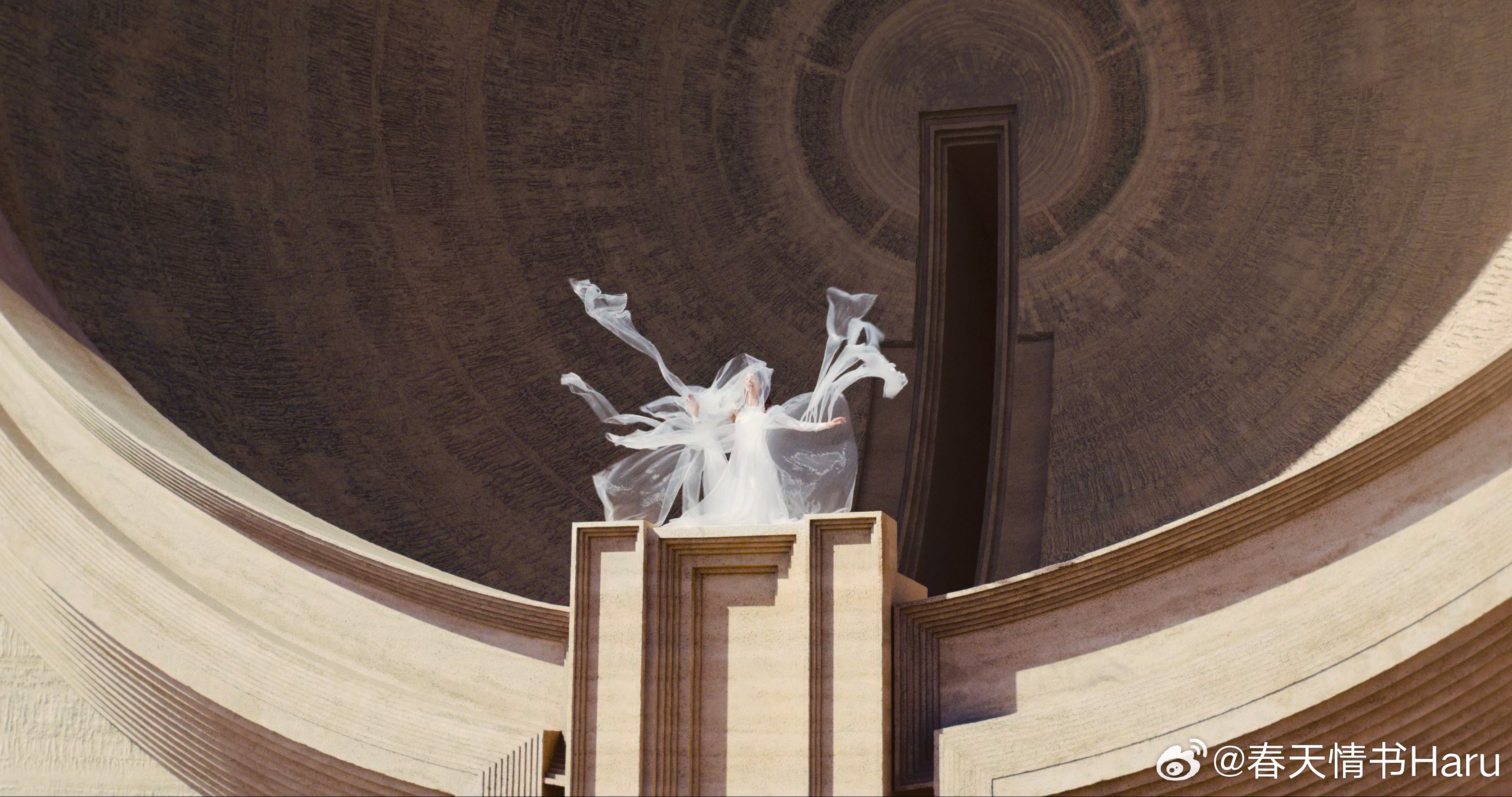 《沙丘3》这次换成了《爱乐之城》的摄影指导莱纳斯·桑德格伦，风格变了，但是摄影还