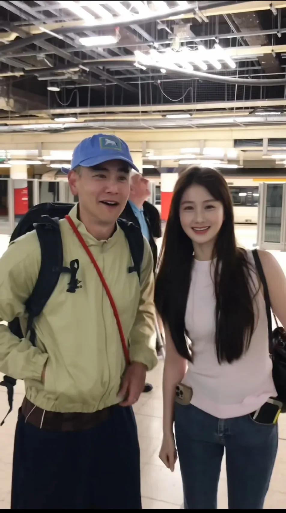 见到这么漂亮的女粉丝，心里也很乐吧？他的嘴角就没放下来过，眼睛还时不时偷瞄人家，