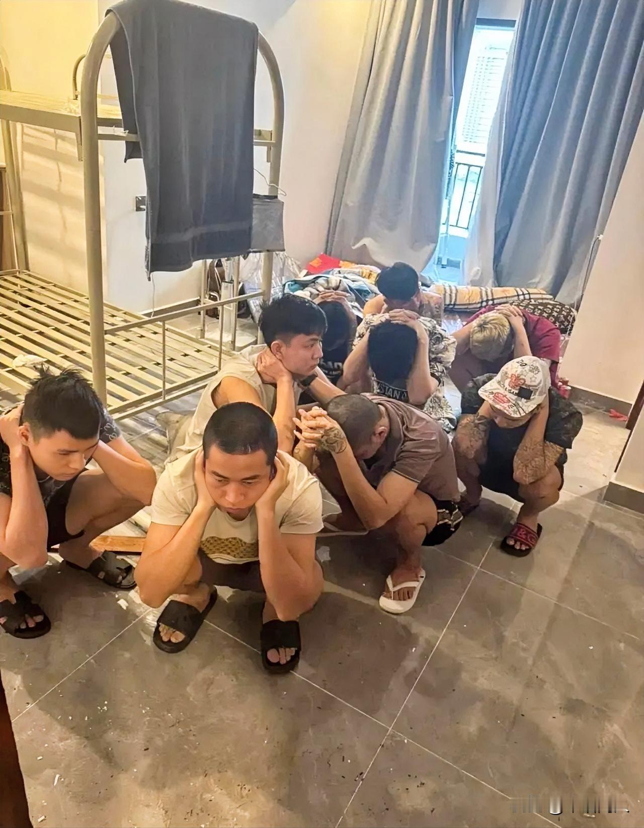 没有家贼引不来外鬼，这些在国外残害同胞的坏蛋，应该引渡回国接受人民的审判！
美联