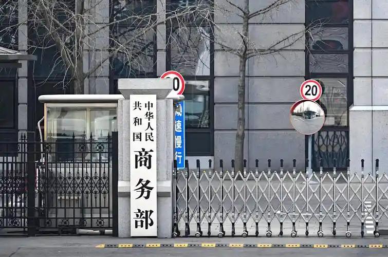 中国商务部正式对外宣布，
 
3月27日，中国商务部宣布：正式启动两项针对美国贸