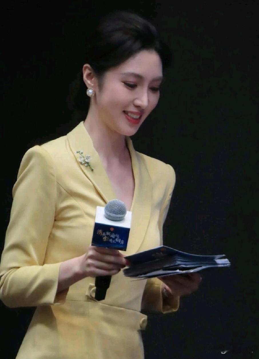 从"花瓶"到"金话筒"：何卿用实力打破颜值偏见的主持逆袭路
 
当这位身着水墨旗