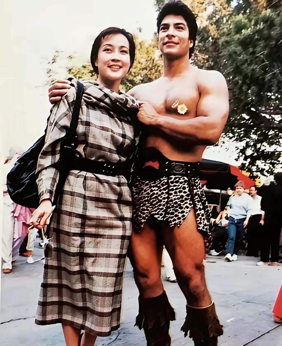 80年代的刘晓庆，真的不是谁都能压得住。那张出国访问时的旧照一出来，很多人第一眼