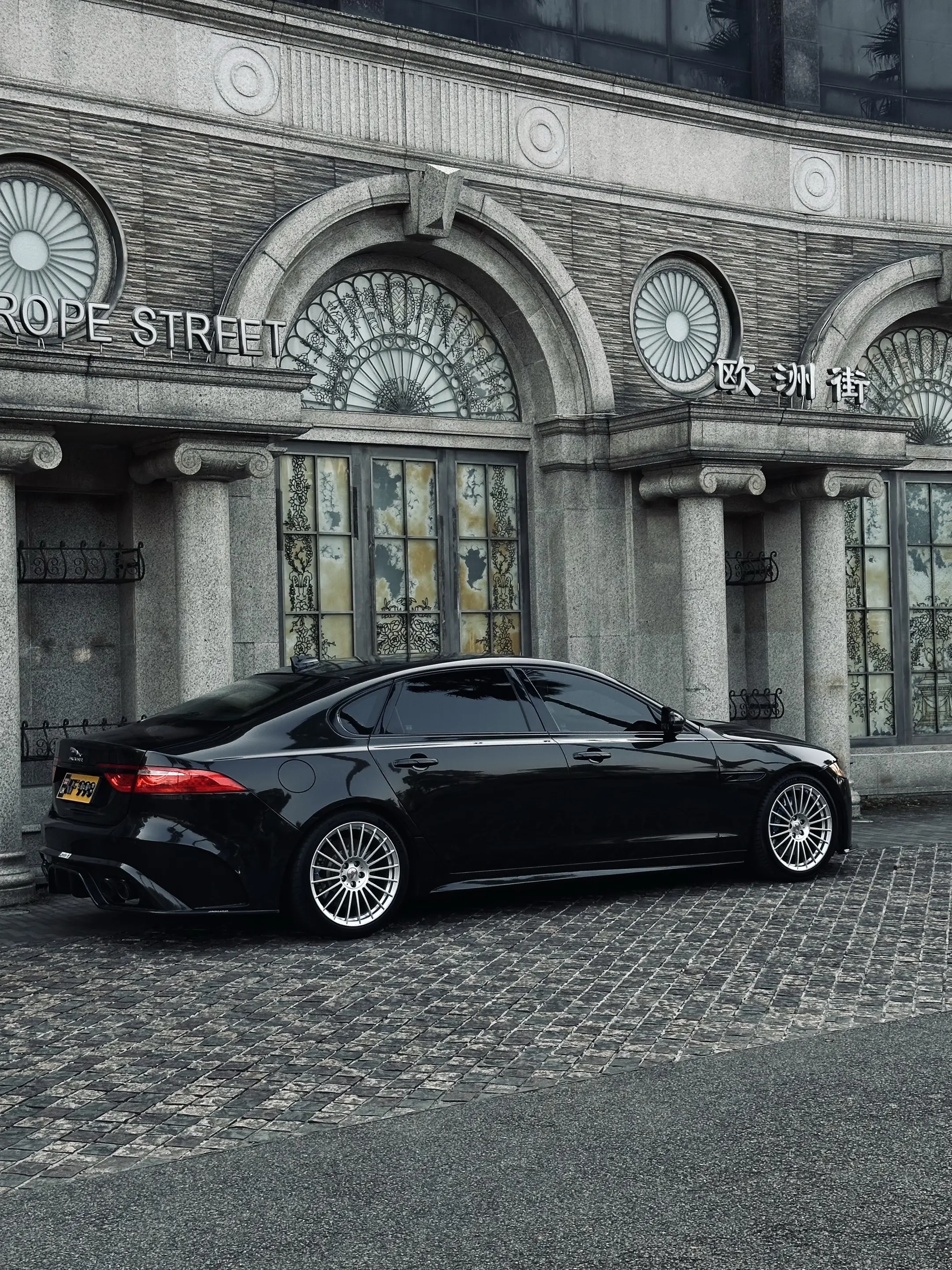 与你的日常，黑色捷豹。