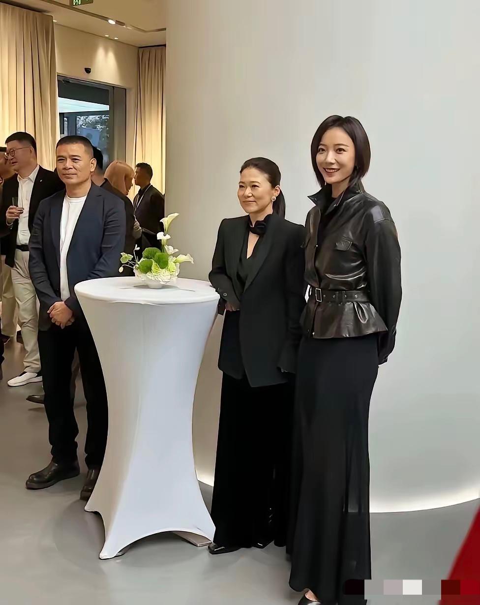 王璐丹参加活动，有说有笑，还是这么美