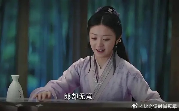 毫无骨相 侧脸大概率很虐 眉骨一丁点都没有 这是田曦薇铁刘海的原因吧 