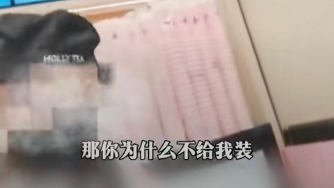 商家出餐不打包，让骑手在店门口干等十几分钟，故意刁难？
近日，一家店铺就因为这样