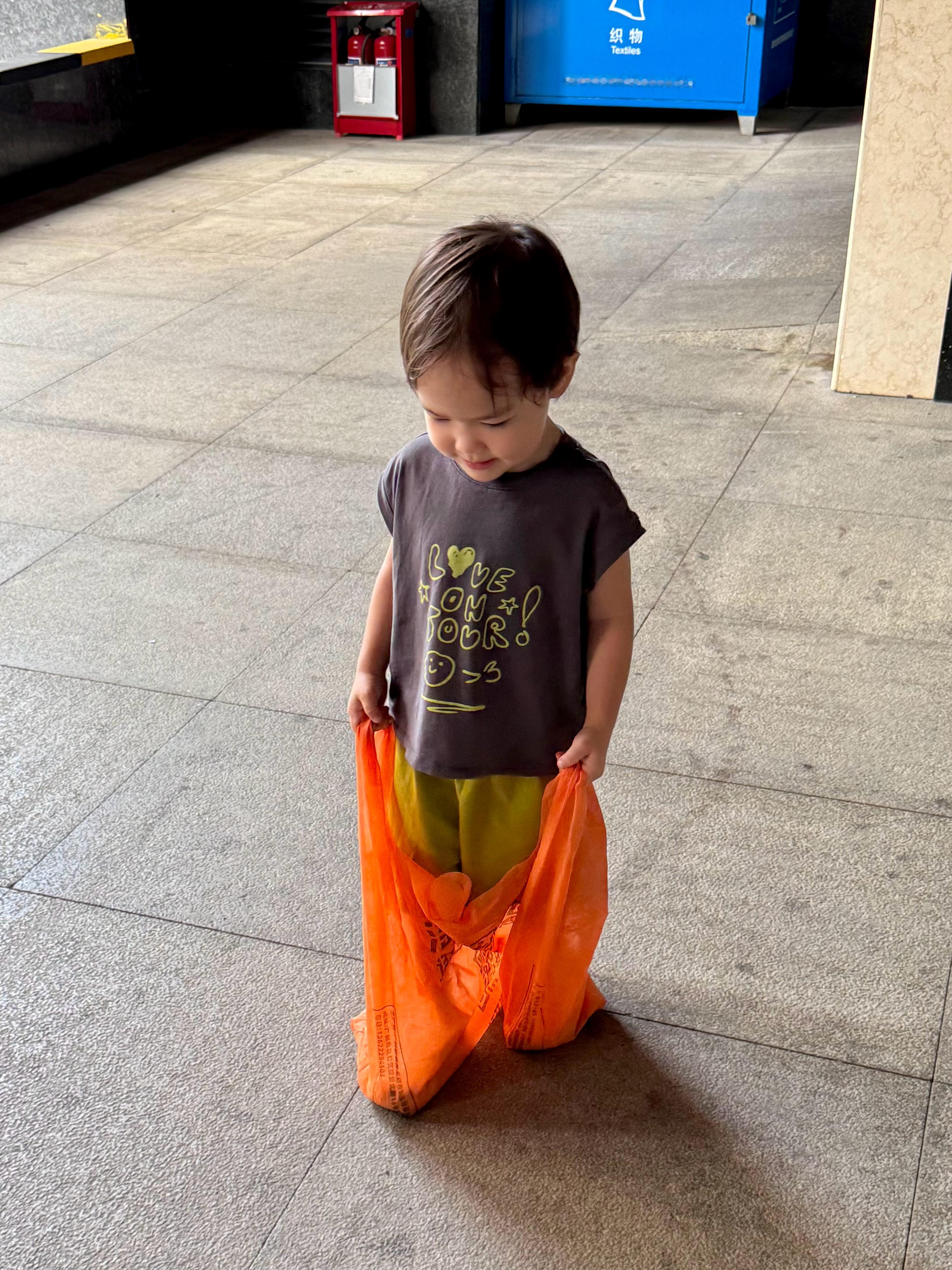 书里有什么孩子就学什么。昨天刚看了麻袋跳，今天就这样出行并为淘宝闪购代言！yun