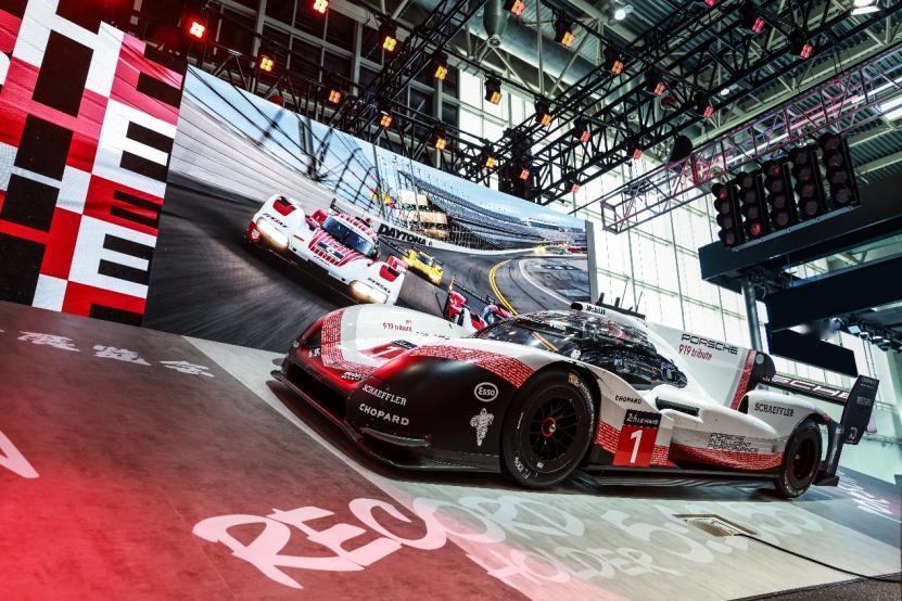 今年刚好是保时捷入华25周年+品牌赛车运动75周年，所以在北京车展上，直接把纽北