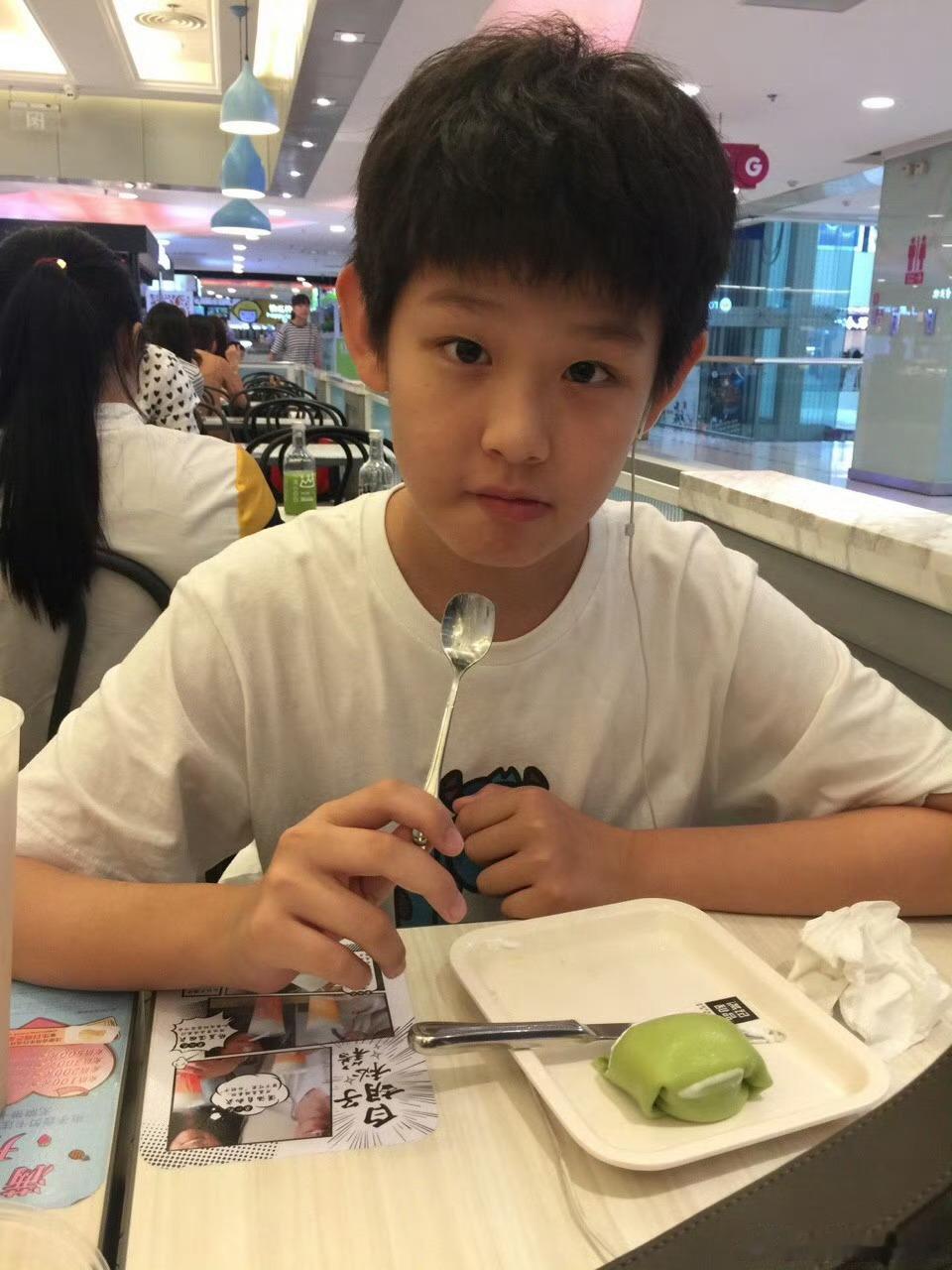 给大家看点我弟弟小时候的照片 