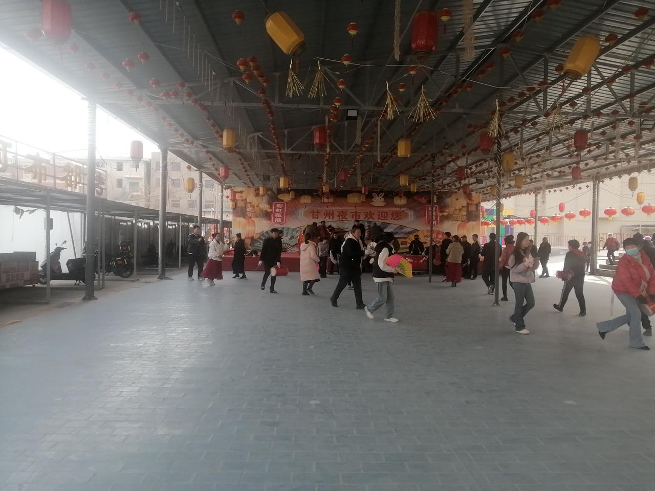 今年冬天的不同春节来临，尽管是冬天，但是张掖非常热闹。市民自觉组织起来，进行春节