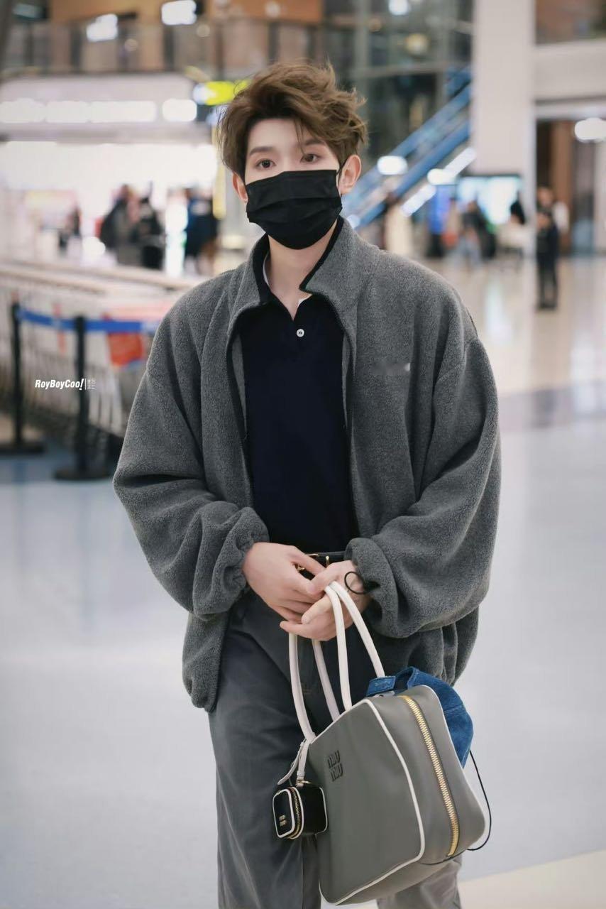 王源巴黎时装周出发🛫 ​​​