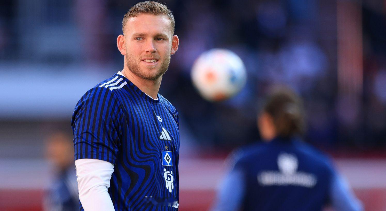 佩雷茨目前正在南安普顿接受体检。交易已完成。租借期6个月至赛季结束，并附带买断条