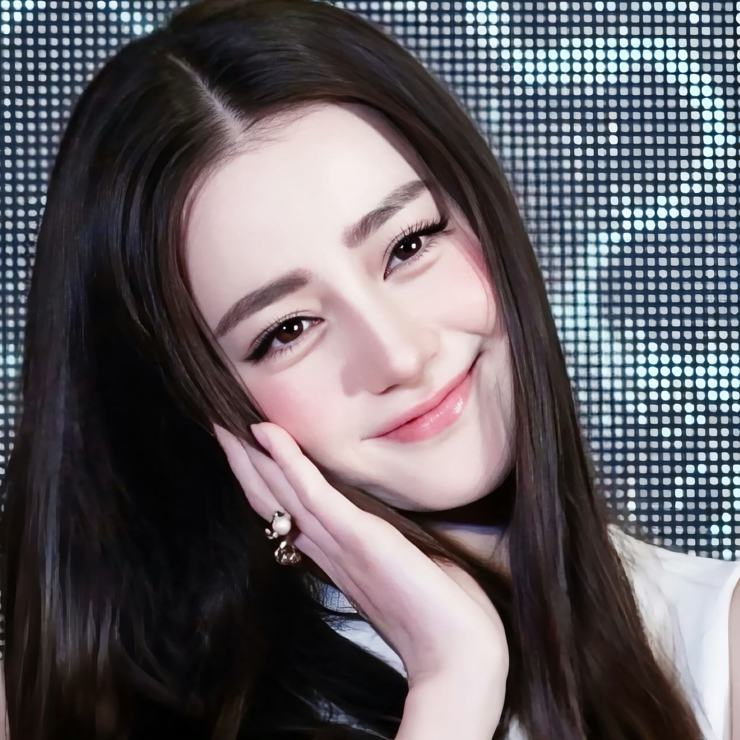 金鹰奖投票用了迪丽热巴全名是的，迪丽热巴·迪力木拉提书热巴全名请大家来投利剑玫瑰