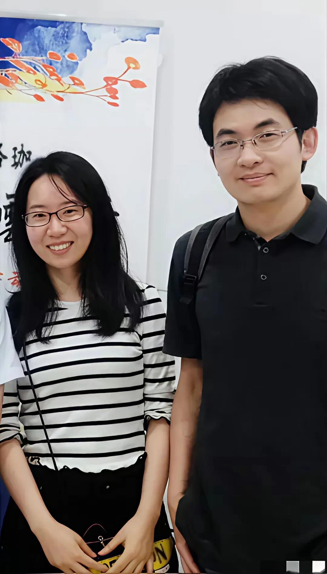 这个男的高大帅气，而且还是温文尔雅，在学校还是很有名气，学术水平很高。
这个女的