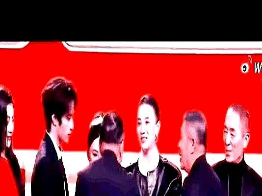 她等了张艺谋16年，就为演一个背影。
 
活动现场，她笑得前仰后合，最后直接“撅