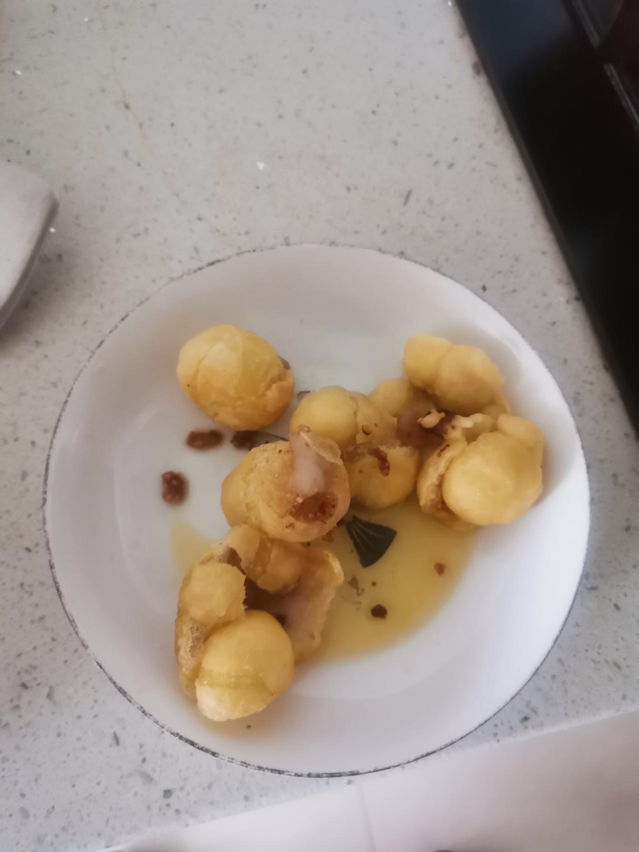 察！这元宵炸飞了，把我脸都烫伤了，不过味道倒还不错！

今天是正月十五元宵节，早