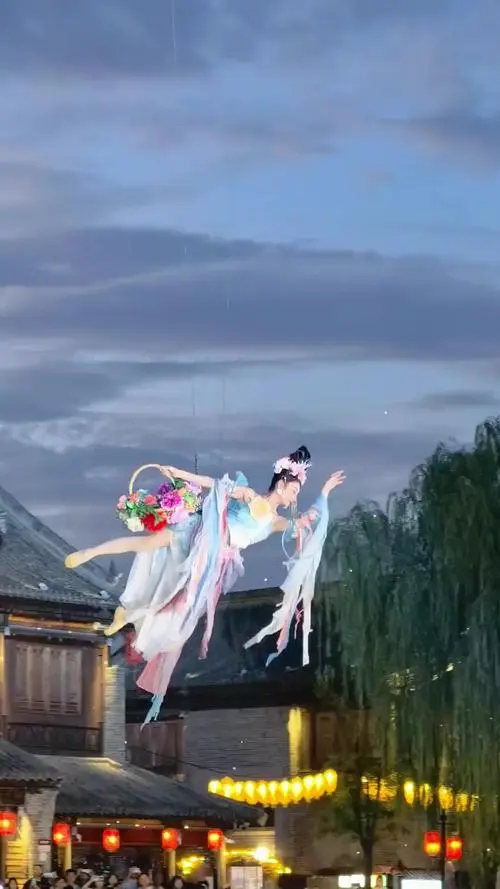 古城上空突然飘起牡丹雨，游客直呼穿越了！