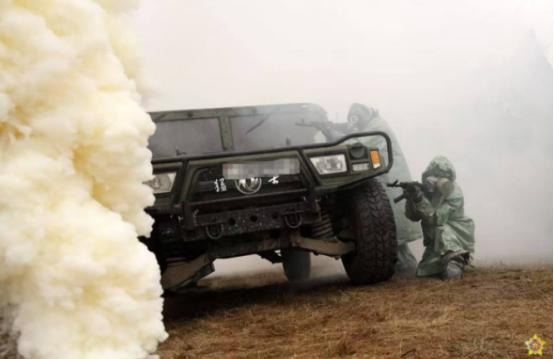 西方-2025军演，白俄罗斯购买的两大中国武器，全面登场。东风勇士越野车突袭，无