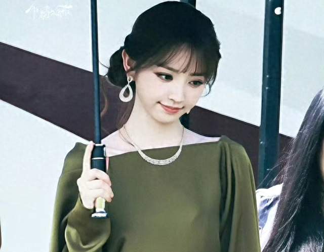 田曦薇反差美杀疯！甜妹脸蛋配神仙美背，骨相身材太绝