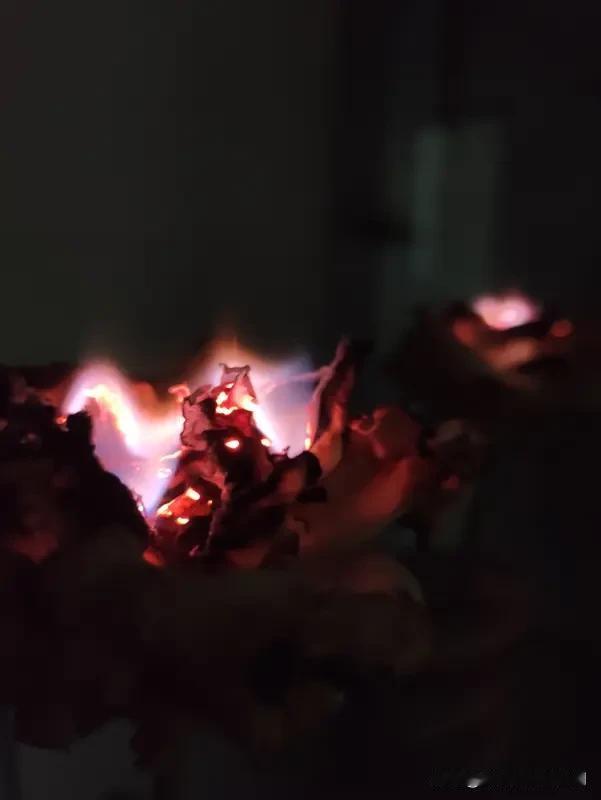 看到“看世界繁华”求下联这个话题，还挺有挑战性的。我觉得“经人间落寞”是个很棒的