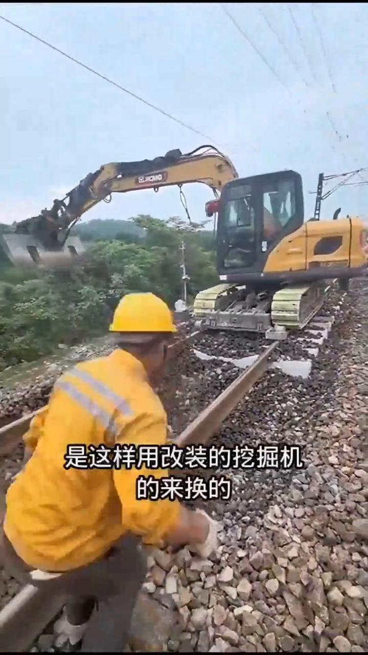 原来枕木是这样换上去的。
这真的是不看不知道，一看才发现原来火车轨道上面的枕木是