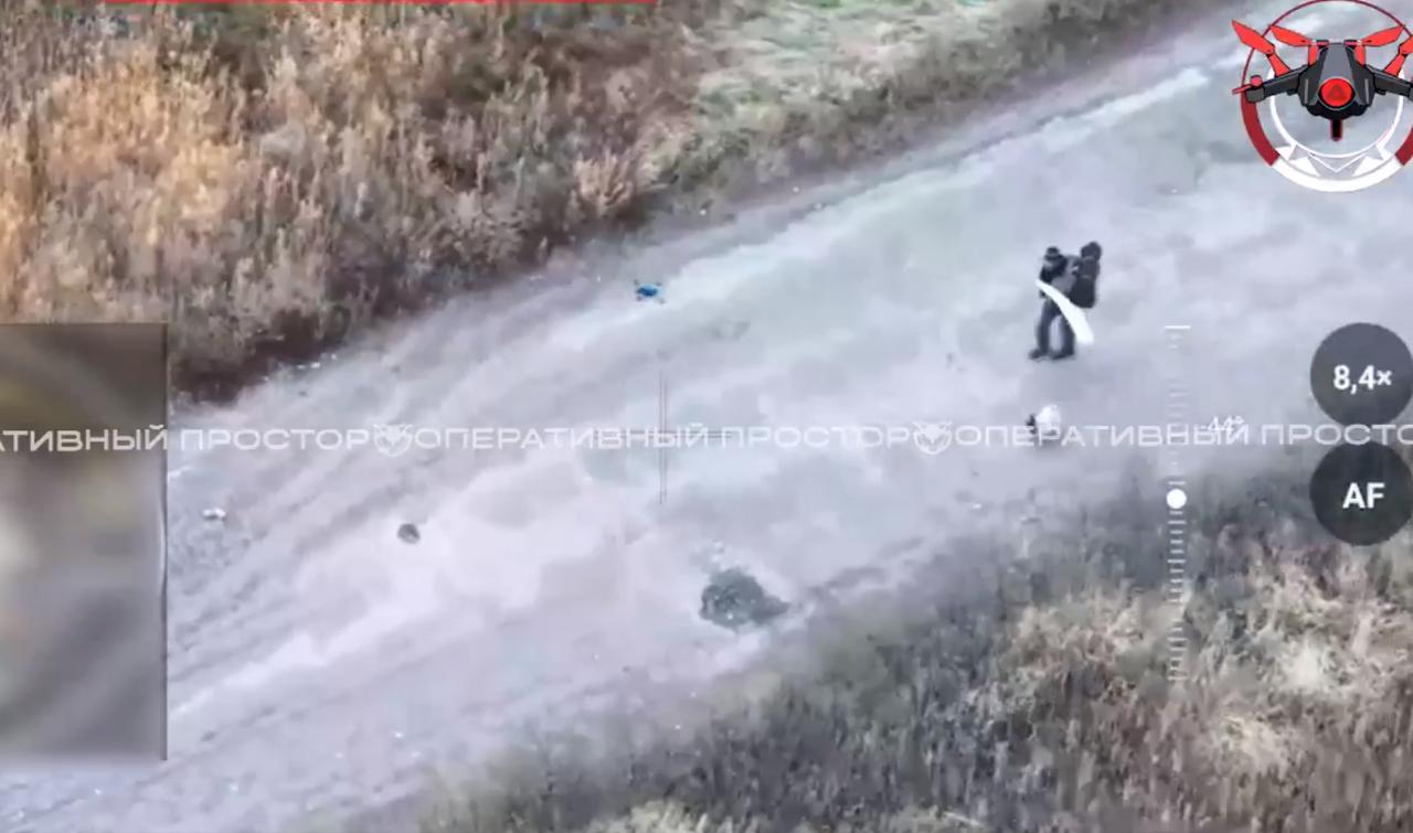 俄罗斯军方公布了一段视频，显示两名平民手持白旗走出位于库皮扬斯克东部的彼得罗巴甫