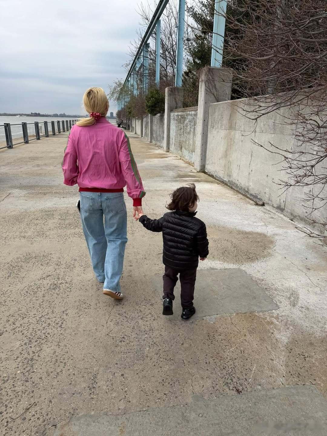 Lindsay Lohan林赛罗韩分享近期私照，依然是容光焕发的状态✨ 