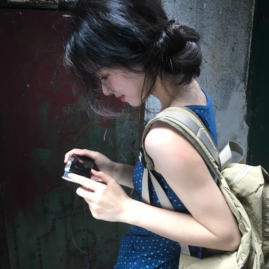 你不会懂的 让一个物质的小女孩不吃饭也要攒钱给你花 你却把她当便宜货 ​​​