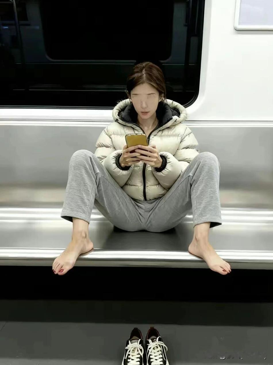 《地铁惊现 “光脚派”！穿面包服裹成棉花糖，偏要光脚坐座位是图啥？》
家人们谁懂