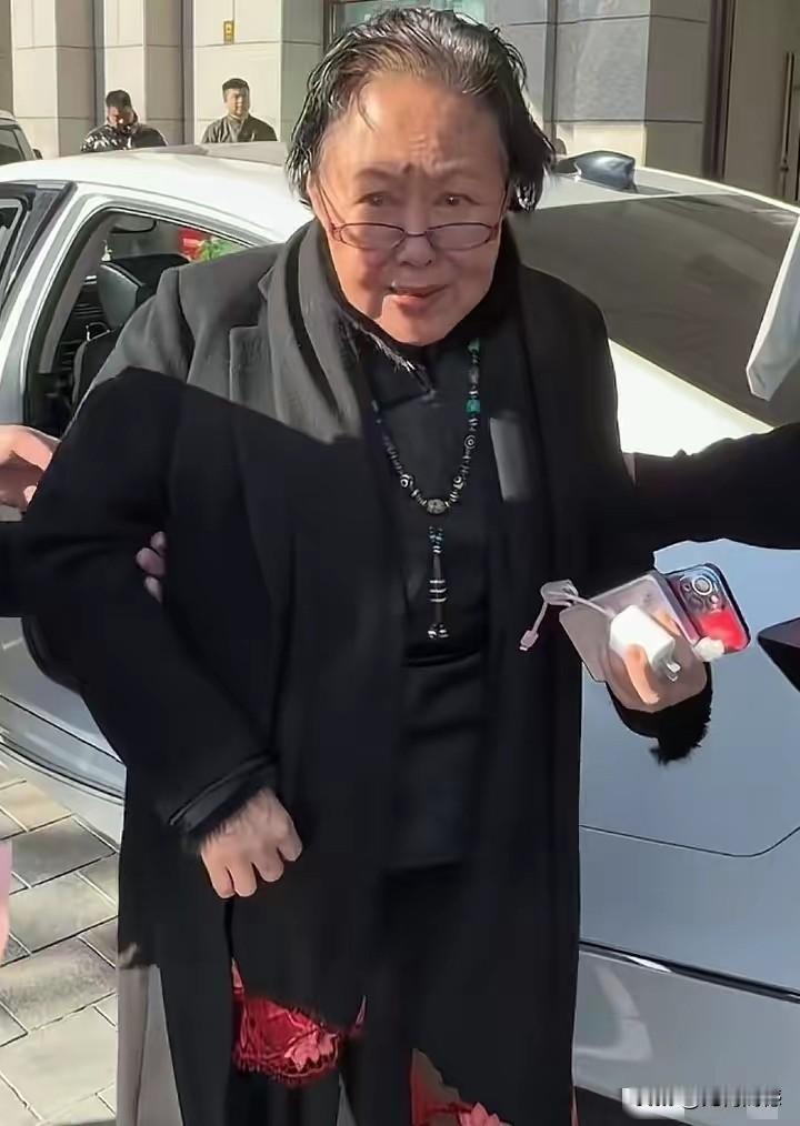 斯琴高娃的确是老了，整个人已经完全步入了老年的状态，记得前些年在电视上看到她的时