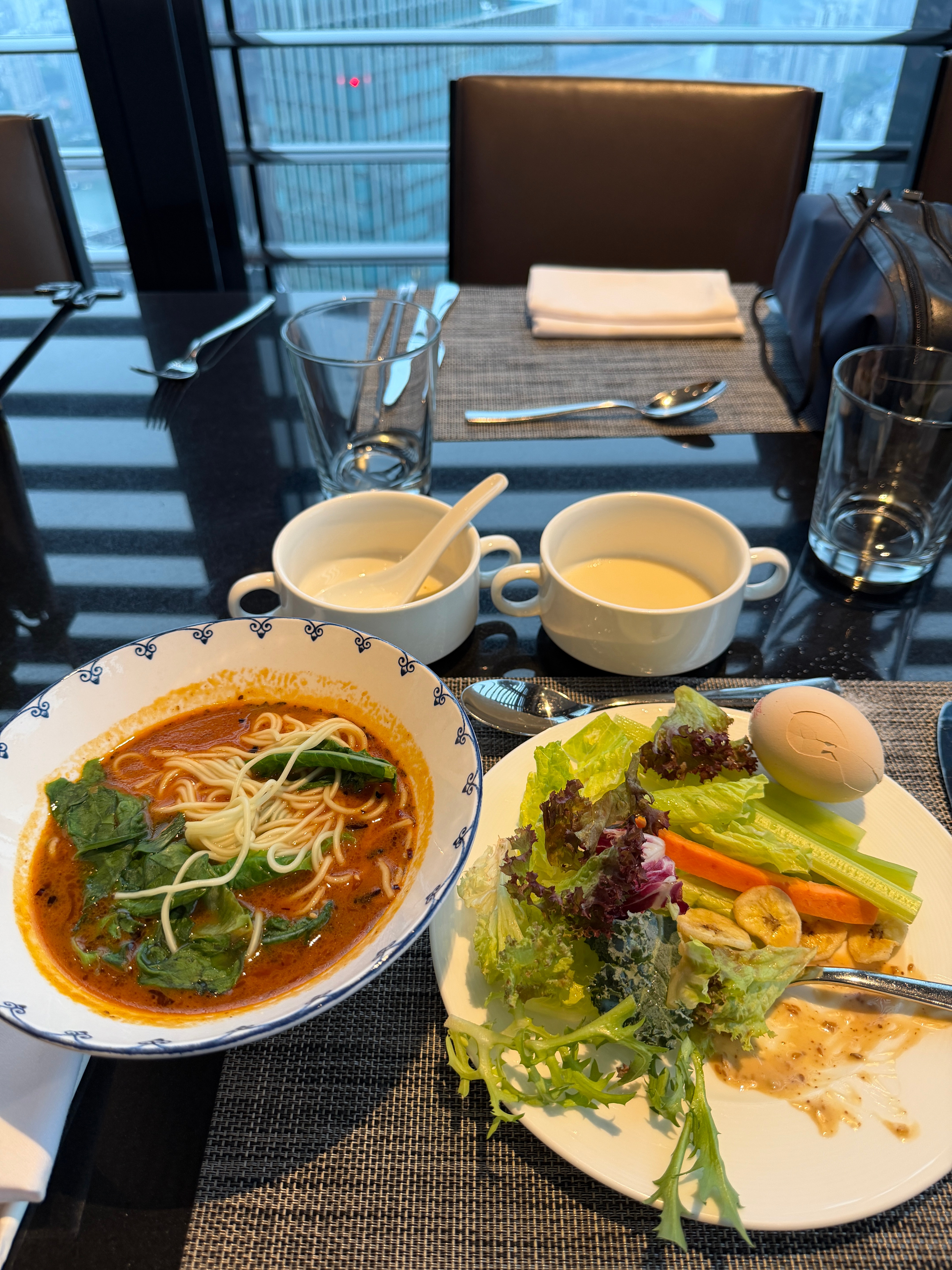 早安。兄弟们～ 吃口重庆小面，出门干活了。 