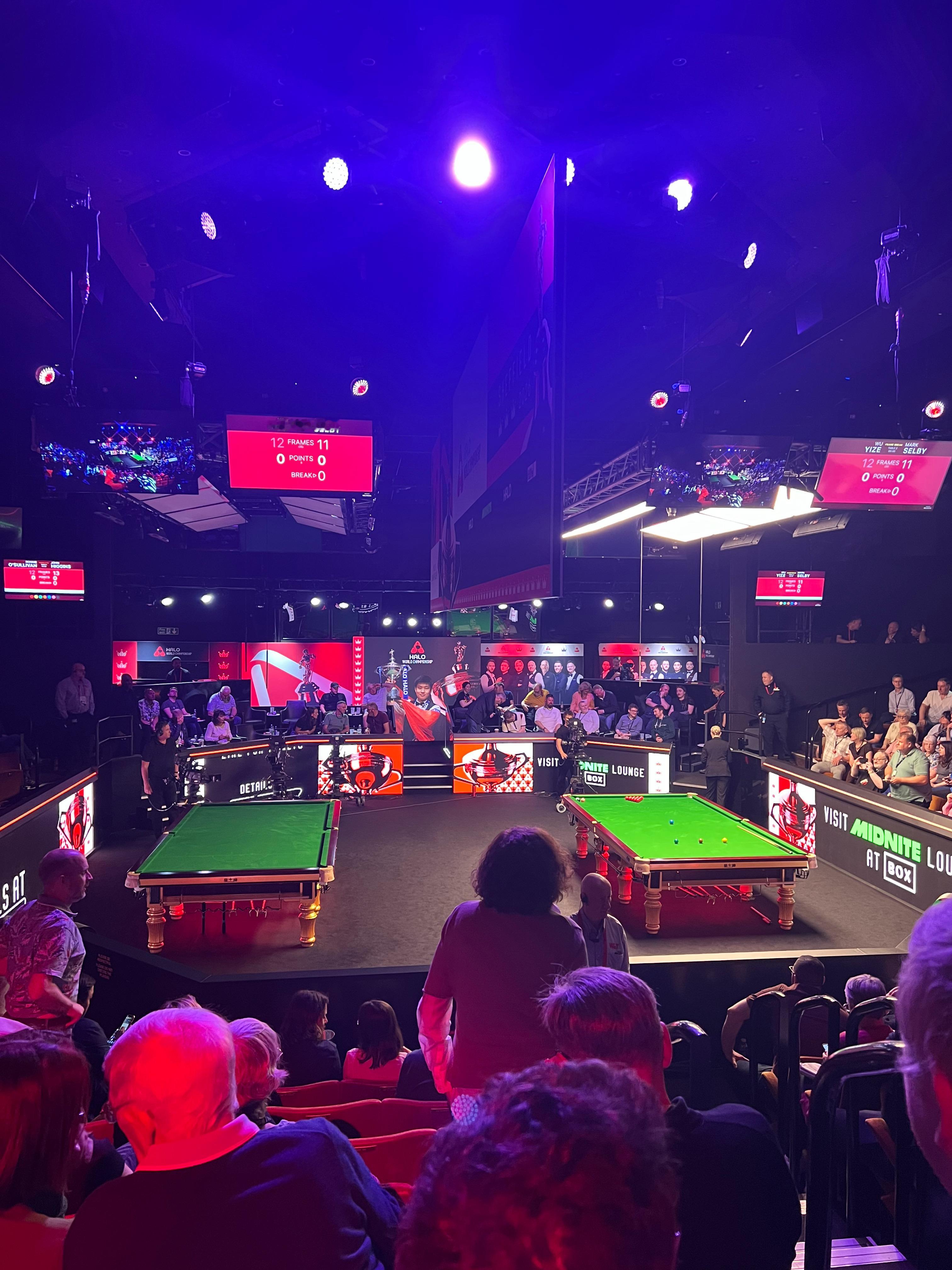 挡板升起来了，我换到前面位置了，更近点，小吴加油👏斯诺克2026斯诺克世锦赛