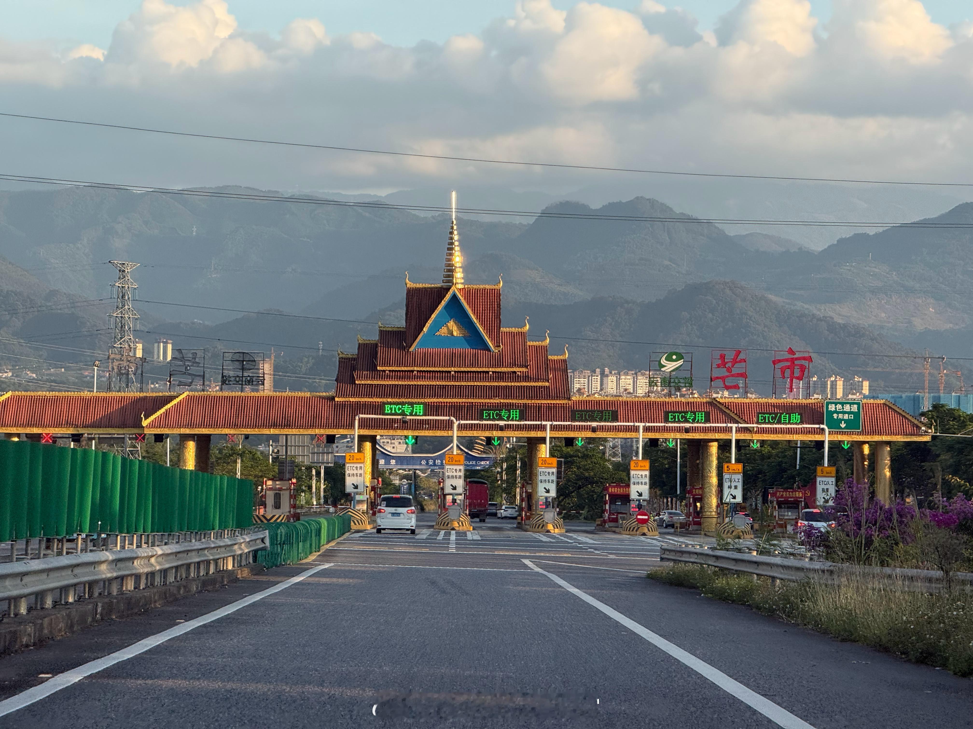 到了芒市的第一顿，就只想吃活螃蟹[偷笑][偷笑][偷笑]，味道真是绝了，螃蟹新鲜