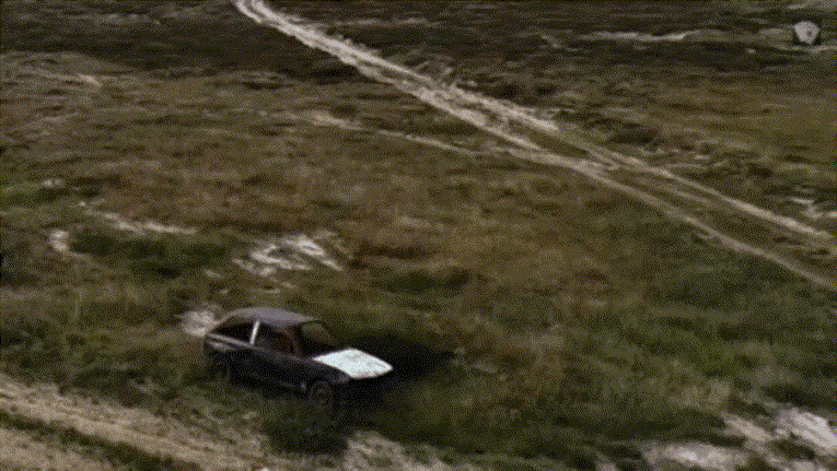 蓝色惰性炸弹，命中一辆轿车的瞬间。

这是一枚加装了GPS/INS（惯性-卫星制