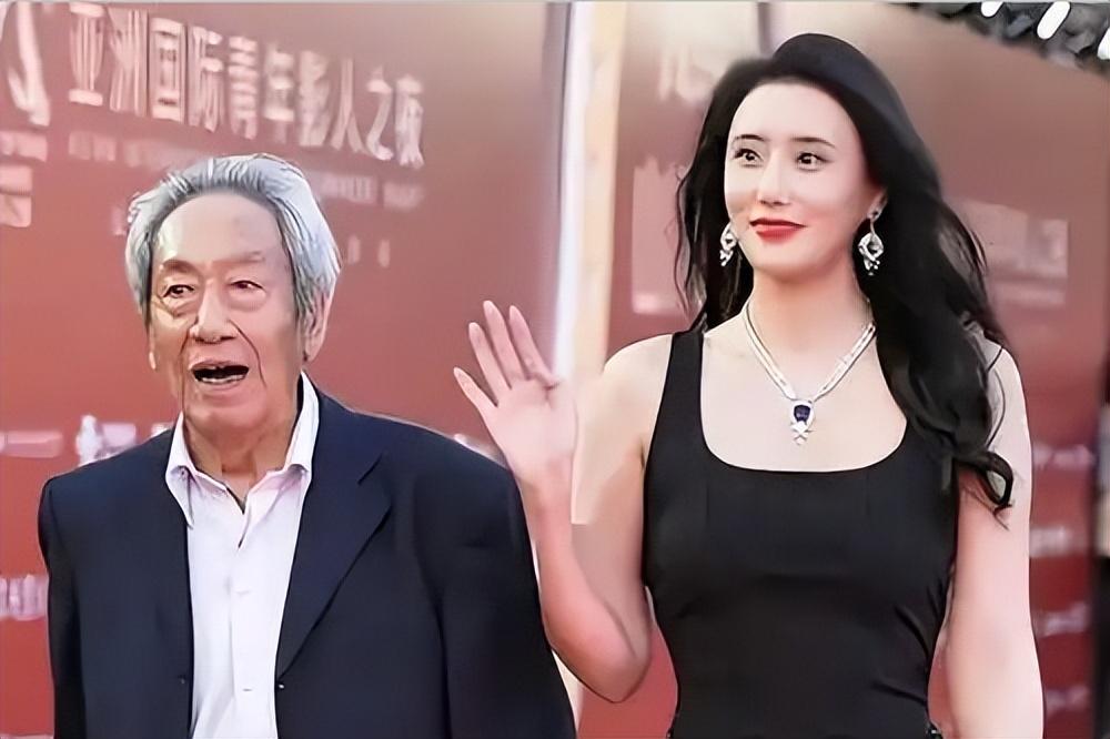 全网骂错了！79岁王奎荣千万身家全转给娇妻，根本不是被算计

相差37岁！79岁