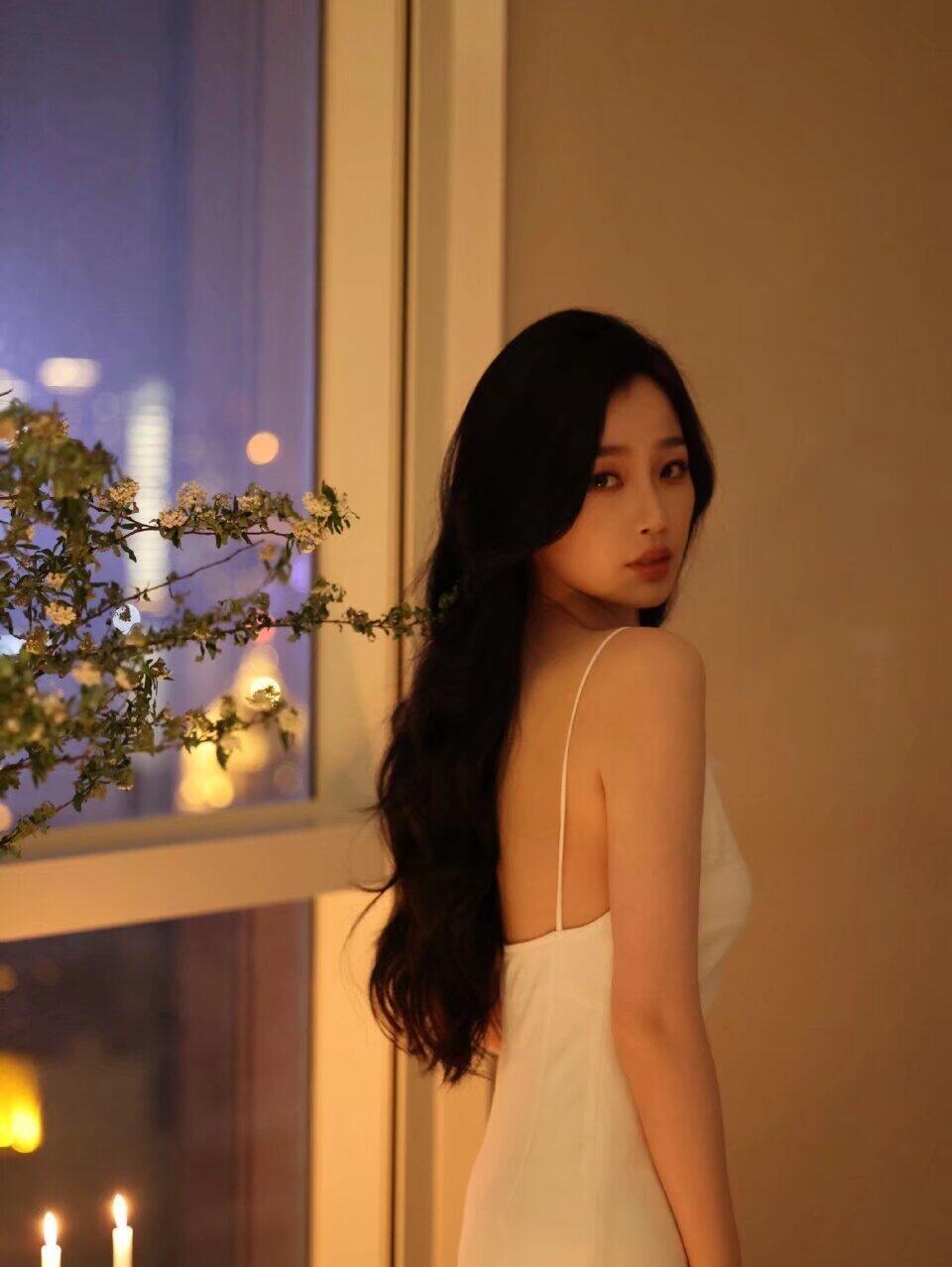 虞书欣白裙子写真 