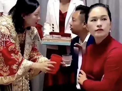 干得漂亮！新娘霸气反击，婚礼现场上演“敬茶风云”
🔥 热点聚焦：一场婚礼，一次