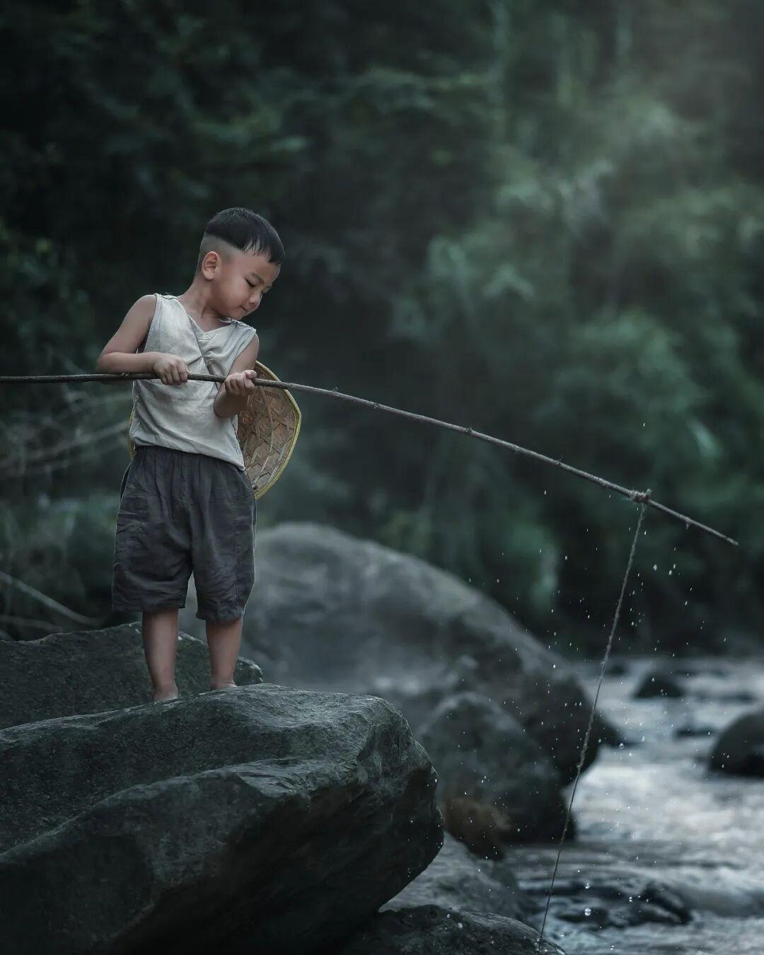谈起钓鱼这个话题，我就想起小时候去河边钓鱼🎣，那时家中没有鱼竿，自己就用一根长