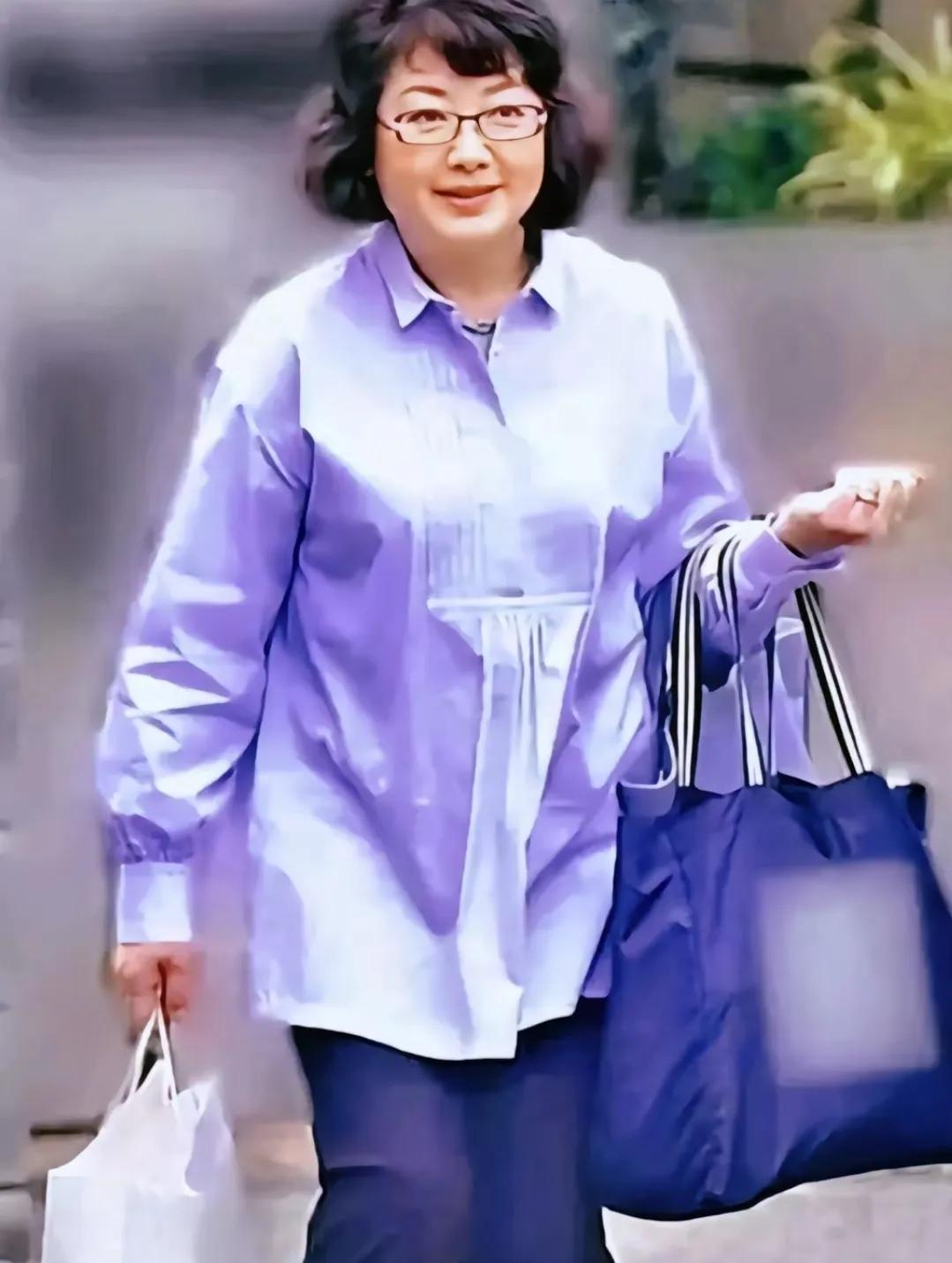 照片上是上了年纪后的山口百惠！

山口百惠，日本著名的女演员和歌手，上世纪七十年