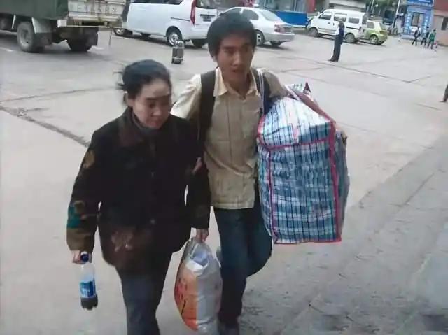 千里背疯娘上学，拒55万年薪回乡，睡猪圈长大的男孩活成大山的光。

见过命苦到骨