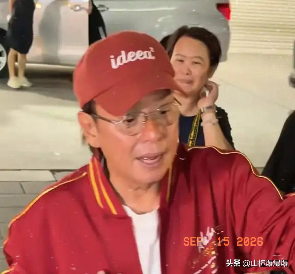 谭咏麟演唱会结束，
被媒体采访谈到董建华。

他说：“我觉得董先生是一个很有见地