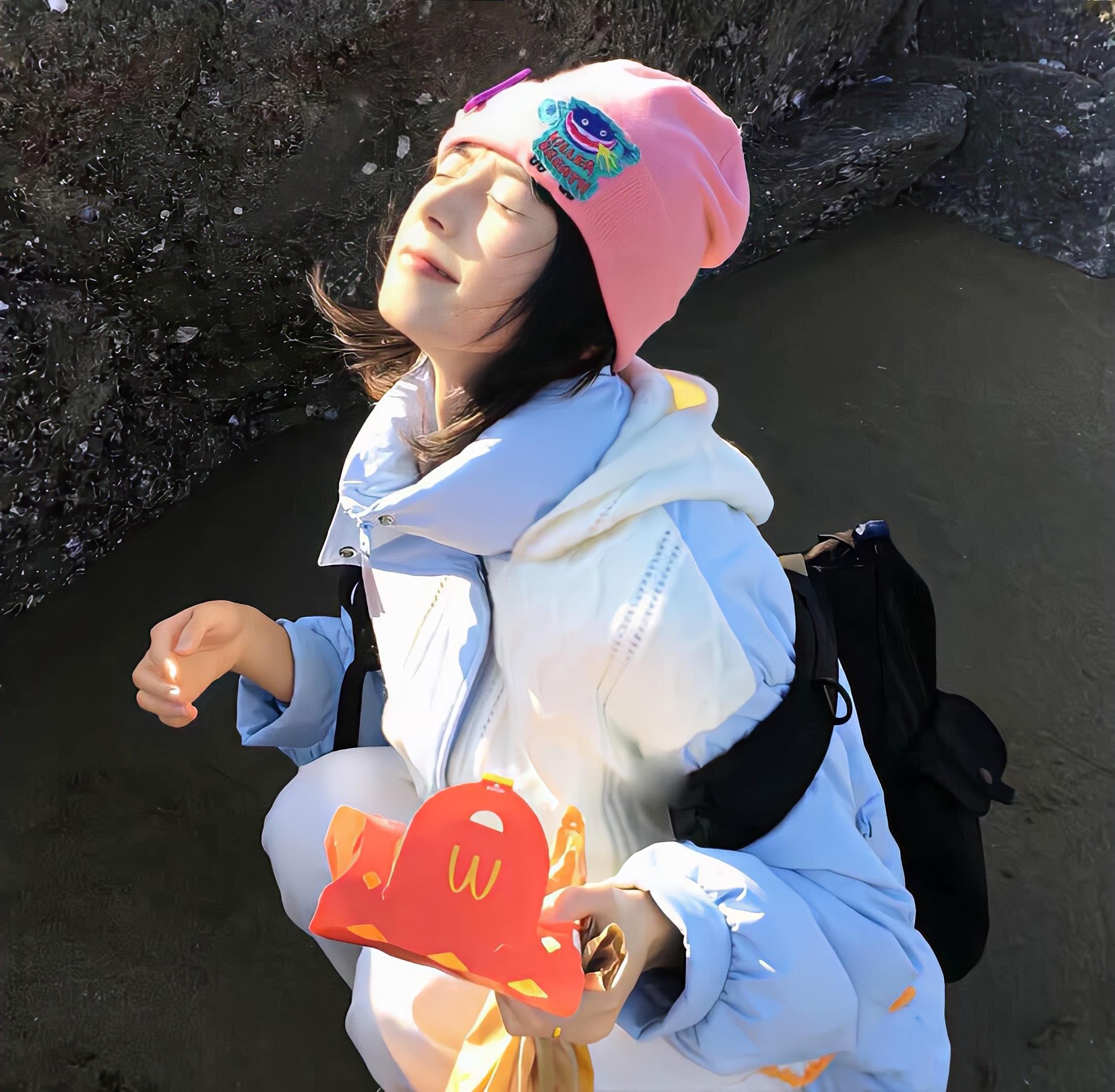 “没人会一直顺利。愿你更加强大，然后终于有一天，可以笑着讲述那些曾让你哭的瞬间。