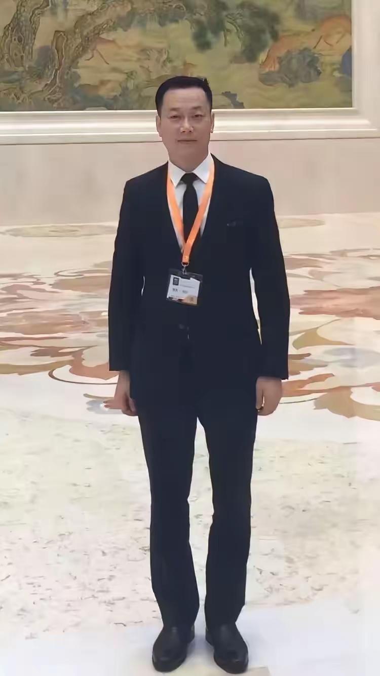 这人看着既年轻又透着一股子干练劲儿。他是谁呀？我问豆包。豆包跟我说，他叫程俊，是