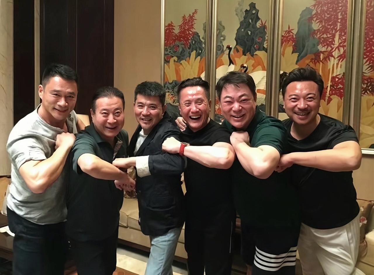 老戏骨们的聚会旧照，看他们在一起玩的很尽兴，戏里每一个细节都那么严谨，戏外也有可