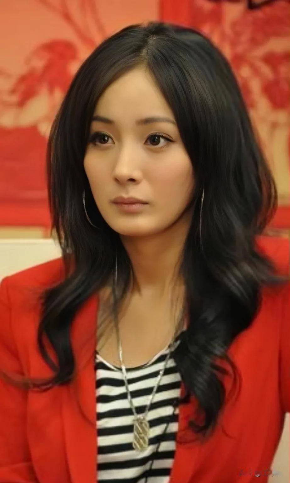 杨幂的大伯杨晓京，是个非常厉害的角色，清华教授、博士生导师，精通多国语言，当然也